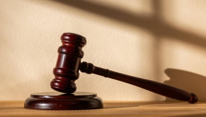 男子起诉银行兑付93万存款，银行称存折系员工伪造 法院裁定：员工存犯罪嫌疑，驳回起诉