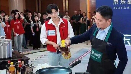 刘强东直播炒菜，称“像贾国龙第一次炒菜一样紧张，像罗永浩第一次说脱口秀一样紧张”