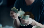 黄金投资 APP 下载前，该甄别平台资质与交易规则哪些方面？
