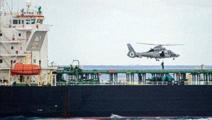 法国海军索降逮捕俄籍船长，普京：批准境外用兵，两天后法方乖乖放人！