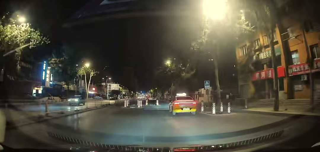 辽宁沈阳一路段出现大量路障，车辆需不断转弯“像极了开卡丁车”，律师解读