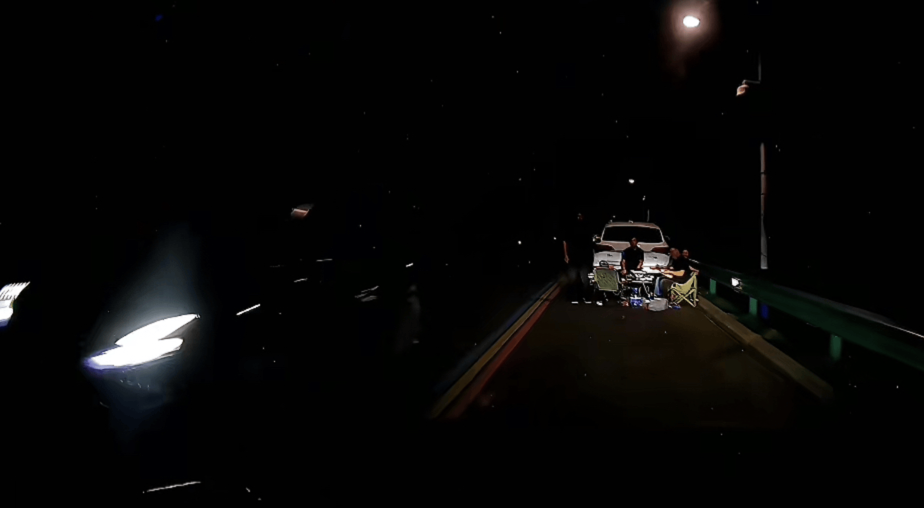 江苏一司机夜间避开远光灯后发现四人在车道摆桌吃饭，当地：正在调查