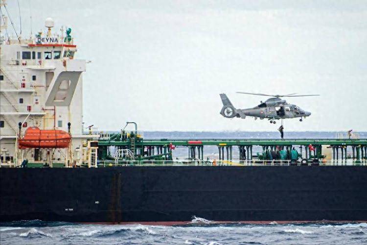 法国海军索降逮捕俄籍船长，普京：批准境外用兵，两天后法方乖乖放人！
