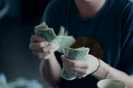 黄金投资 APP 下载前，该甄别平台资质与交易规则哪些方面？